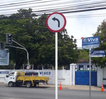 Nova placa de trânsito no bairro Mangabeiras.