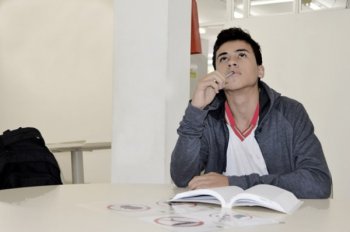Matheus Felipe de Oliveira, 18 anos, estudante do terceiro ano do ensino médio, é um dos beneficiados pelo serviço - Carla Cleto