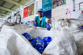 Coleta seletiva gera emprego e fortalece cooperativas em Maceió  Cooprel recolhe materiais recicláveis no Benedito Bentes e emprega 25 famílias da região. Foto: Pei Fon / Secom Maceió