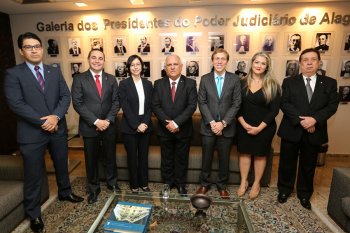 Presidente Otávio Praxedes e os juízes empossados nesta sexta-feira (14). Foto: Caio Loureiro