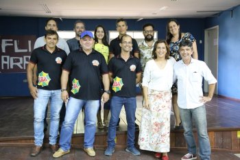 Após reunião, a nova comissão da Liga dos Blocos posando ao lado da equipe da Secretaria Municipal de Cultura, Lazer e Juventude (Foto: Lucas Ferreira)