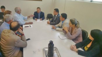Reunião com 0 prefeito Rogério Teófilo definiu solução para o impasse