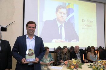 Maykon Beltrão recebeu o prêmio em nome do deputado