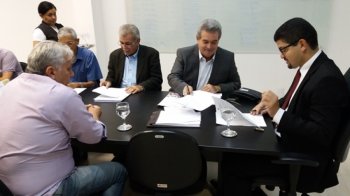 Termo de assinatura foi assinado nesta sexta-feira (14) entre os secretários FabrÍcio Marques, da Seplag, e Álvaro Vasconcelos, da Seagri