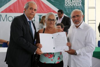 Desembargador Celyrio Adamastor, moradora Maria de Jesus e prefeito Eraldo Cordeiro. Foto: Caio Loureiro.