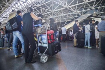 Novo regulamento aprovado pela Anac para o transporte aéreo de passageiros prevê a possibilidade de as empresas cobrarem por qualquer bagagem despachada José Cruz/Agência Brasil