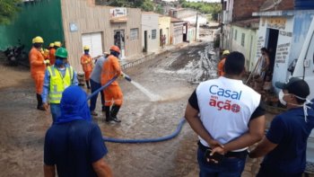 Companhia forneceu profissionais e veículos para auxiliar na limpeza das ruas afetadas pela enchente em Santana do Ipanema