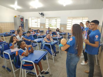 A﻿﻿lunos da Escola Municipal Luiza Suruagy assistiram atentamente as orientações sobre primeiros socorros e os males causados pelos trotes | Arnaldo Santtos / Ascom Samu