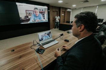 Renan Filho em videoconferência no Palácio República dos Palmares