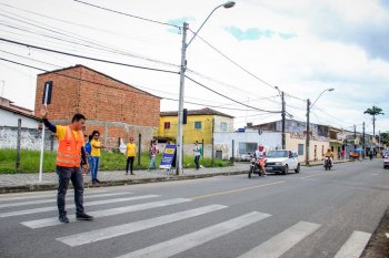 Pedestres foram orientado para travessia segura no Santos Dumont.  Foto: Pei Fon/ Secom Maceió