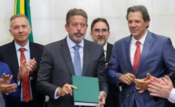 Lira recebe de Haddad o principal projeto de regulamentação da reforma - Zeca Ribeiro / Câmara dos Deputados 