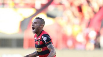 Guilherme comemora o gol do Sport (Foto: Aldo Carneiro / Pernambuco Press)