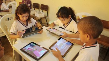 Todos os dias, durante trinta minutos, alunos do 2º, 3º e 4º realizam atividades no tablet com jogos que desenvolvem e melhoram a fluência em leitura