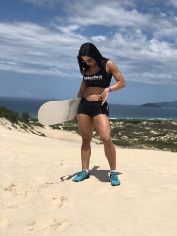 Eva Andressa pratica sandboard em seu canal no YouTube e destaca que esporte trabalha bastante pernas e glúteos