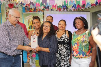 Familiares de Severino do Papel recebendo homenagem das mãos do prefeito Rogério Teófilo. (Foto: Samuel Alves)
