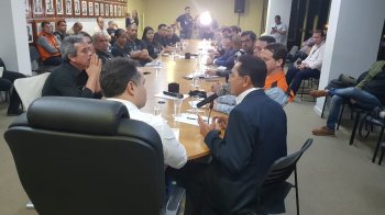  Deputado Francisco Tenório se reúne com governador e moradores do Pinheiro