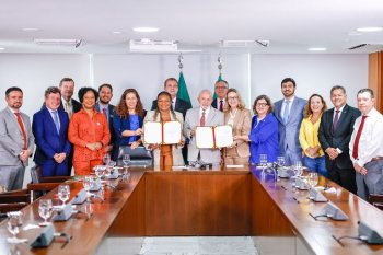 Presidente Lula com ministros e outras autoridades durante sanções de Projetos de Lei que fortalecem o turismo e a cultura e protegem trabalhadores de arquivos | Ricardo Stuckert / PR