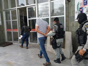 Presos estão sendo levados à sede do Ministério Público (Foto: Heliana Gonçalves/TV Gazeta)