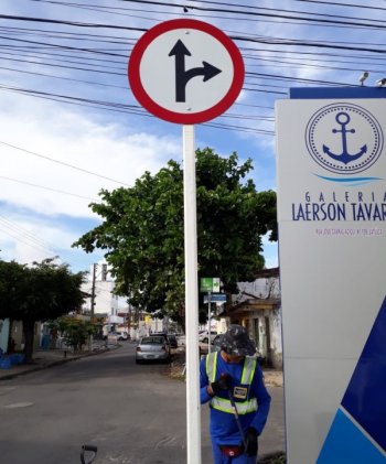 Rua Hamilton de Barros Soutinho está recebendo modernas placas de trânsito. Foto: Ascom SMTT