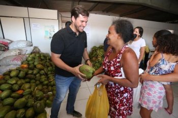 Prefeito de Marechal Deodoro, Cláudio Filho Cacau, participou da entrega dos alimentos, que iniciou na última quinta-feira e finalizou na sexta (23)
