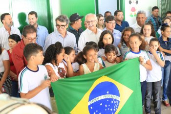 O alunado agradeceu ao prefeito Rogério Teófilo pela manutenção da Escola Pedro Suruagy (Fotos: Lucas Ferreira)