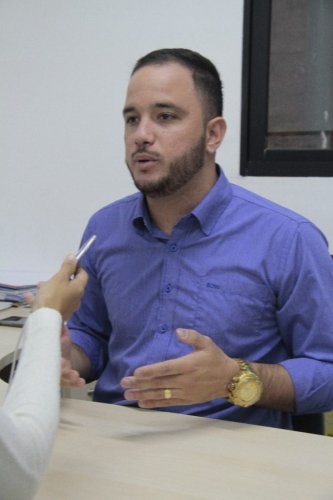 O coordenador Felipe Davino explica os procedimentos para solicitar autorização.