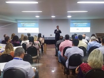 Presidente da ABIH-AL, Milton Hênio Vasconcelos, apresentou a pesquisa aos hoteleiros e gestores públicos de Maceió (Foto: Bárbara Pacheco)