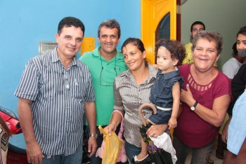 Prefeito Kil Freitas e vice Zé Alfredo fizeram a entrega do peixe para as famílias palmarinas