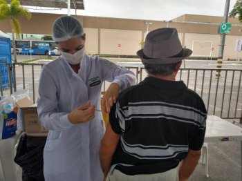 Imunização no drive-thru está suspensa a partir desta terça, 31, visando priorizar vacinação dos idosos acamados