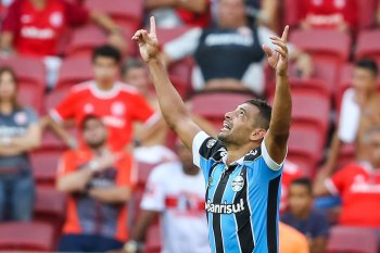 Diego Souza comemora o gol da vitória