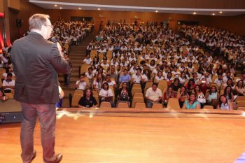 Vice-governador e secretário de Estado da Educação, Luciano Barbosa, incentivou os jovens alunos a buscarem seus objetivos e não desistirem de seus sonhos