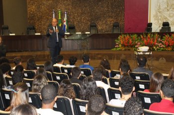 Desembargador Fernando Tourinho, diretor-geral da Esmal, conversou com estudantes aprovados. Foto: Carolina Amâncio