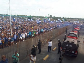 Torcida azulina lotou o aeroporto para recepcionar a delegação na chegada em Maceió. (fotos: Aílton Cruz e Maurício Manoel/Gazetaweb)