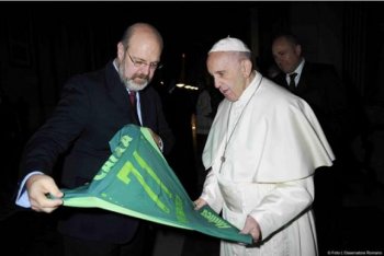 Papa Francisco recebe a camisa 71 da ChapecoenseL'observatore Romano/Divulgação