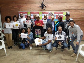 foto - Turma de alunos apresentam logomarca dos pequenos negócios produzidas durante as aulas junto com Vinicius Lima (último à direita). foto: Divulgação