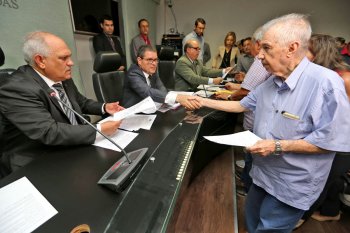 Presidente Otávio Praxedes entregou alvará de precatório para beneficiário, em novembro do ano passado. Foto: Caio Loureiro