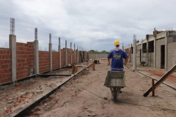 Obra da nova escola erguida pelo Governo de Alagoas em Marechal Deodoro gerou empregos na região