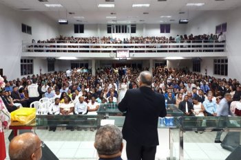 Juiz Cláudio José Lopes celebrou o a união de 311 casais na igreja Assembleia de Deus, no Farol.