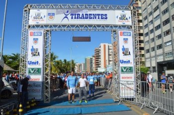 Todos os anos, Corrida Tiradentes atrai mais de mil corredores à orla de Maceió