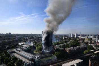 O edifício Grenfell Tower, em Londres, pegou fogo durante a madrugada desta quarta-feira - Andy Rain/EPA/EFE/direitos reservados