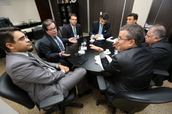 Reunião no gabinete do desembargador Tutmés Airan discutiu a implantação da mediação digital. Foto: Caio Loureiro.