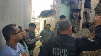 Após intensa negociação dos militares do Centro de Gerenciamento de Crises, Direitos Humanos e Polícia Comunitária, o suspeito liberou a vítima