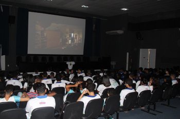 Alunos assistiram a filme que tratou sobre bullying. (Foto: Guilherme Carvalho Filho)