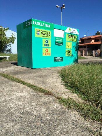 Ponto de Entrega Voluntária (PEV) de material reciclável em Guaxuma, na Praça do Conjunto Gurguri. Fotos: Slum