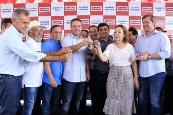Prefeito Zé Adelson recebeu chave do trator do governador Renan Filho