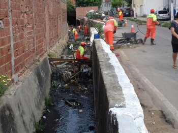 Agentes da Slum realizam limpeza em canal na Grota do Cigano. Foto: Slum
