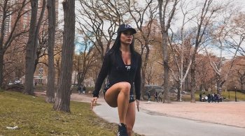 Fernanda D'avila treina no Central Park de shortinho mesmo com temperatura de 9ºC