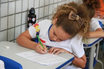 Na faixa etária dos 6 aos 14 anos, de acordo com os dados do IBGE, Alagoas subiu de 98,6% para uma taxa de 99% das crianças matriculadas na escola