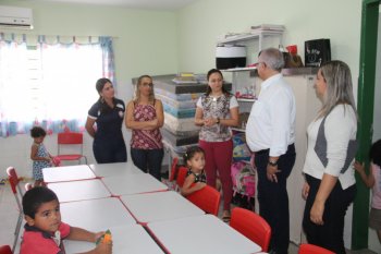 Prefeito elogiou a revitalização da Creche Eurides Correia de Sena.(Fotos: Genival Silva)