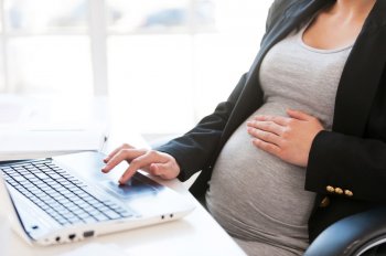Três em cada 7 mulheres sentem medo de perder o emprego por conta da gravidez